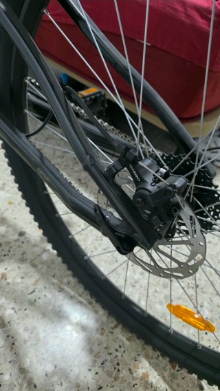 Bicicleta de montaña negra con doble suspensión