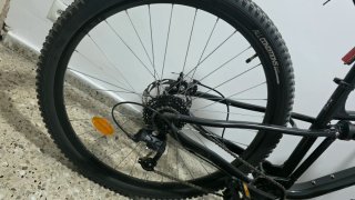 Bicicleta de montaña negra con doble suspensión