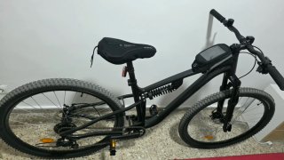 Bicicleta de montaña negra con doble suspensión