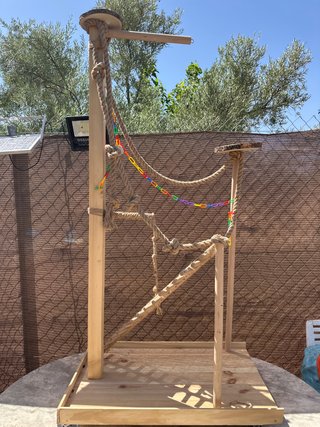 Parque para loros de madera