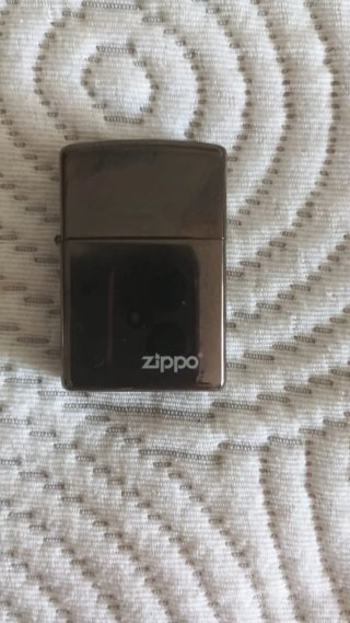Accendino Zippo in metallo con finitura scura