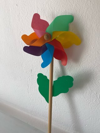 Veleta multicolor con palo de madera
