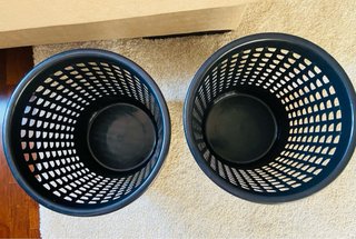2 PAPELERAS NEGRAS DE PLÁSTICO