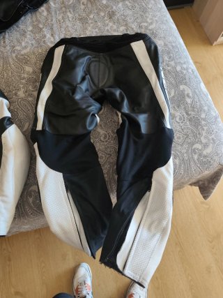 Mono de moto Arlen Ness blanco y negro