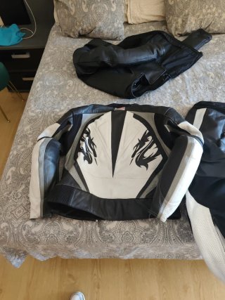 Mono de moto Arlen Ness blanco y negro
