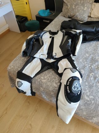 Mono de moto Arlen Ness blanco y negro