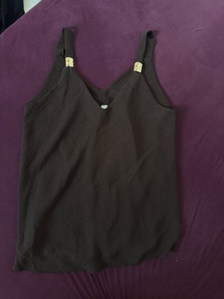 Top negro con tirantes dorados