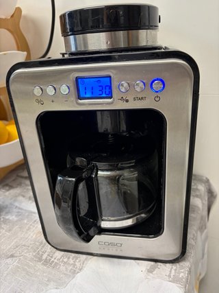 Cafetera con molinillo CASO