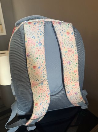 Mochila escolar gris y rosa con diseño
