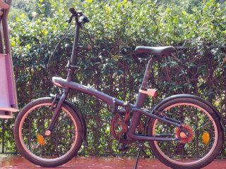 Bicicleta Plegable Urbana B'Twin Azul marino.