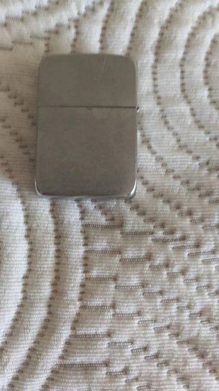 Accendino Zippo argentato con design classico ed elegante