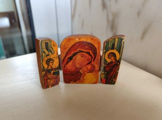 Pequeño tríptico religioso