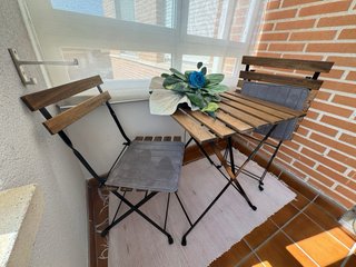 2Mesa y 4Sillas Jardín Plegables con protectores.