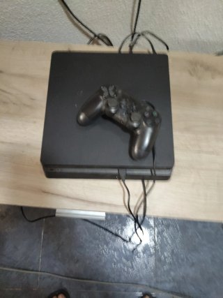 PS4 (PlayStation 4) con Mandosolo en mano