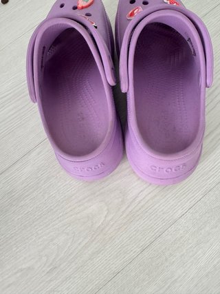Crocs plataforma lila con Jibbitz
