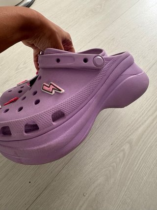 Crocs plataforma lila con Jibbitz