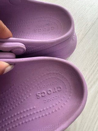 Crocs plataforma lila con Jibbitz
