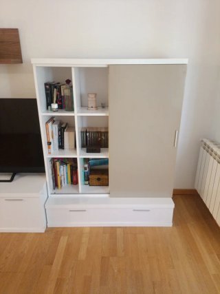 Mueble de salón blanco y madera
