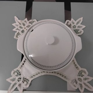 Sopera de porcelana blanca con diseño