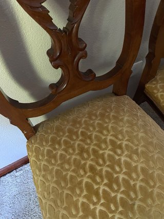Sillas de madera tallada con asiento de tela