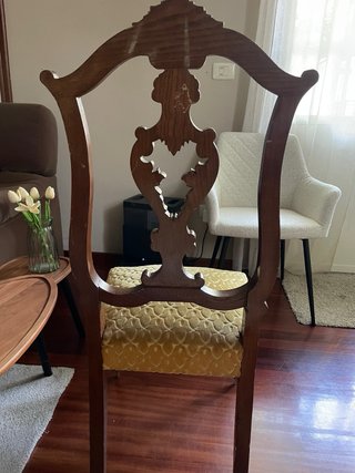 Sillas de madera tallada con asiento de tela