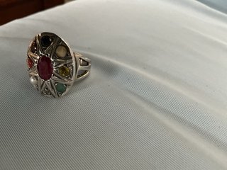 Anillo Navaratna Plata y Gemas Multicolor