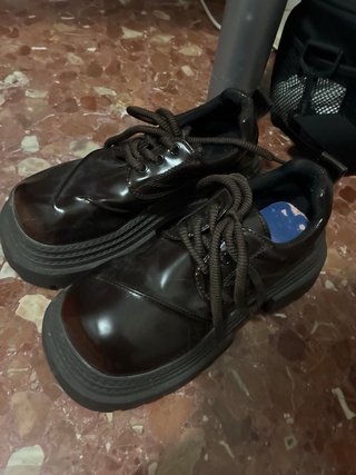 Zapatos marrones con cordones