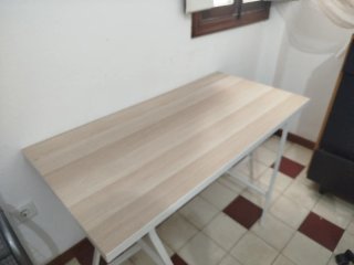 Escritorio Ikea con Silla Negra
