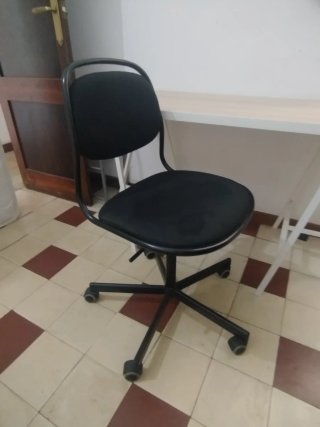 Escritorio Ikea con Silla Negra