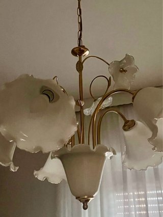 Lampadario oro e bianco in vetro e metallo