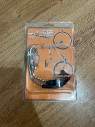 Ganchos para colgar bicicleta.
