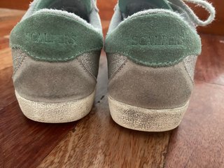 Zapatillas plateadas con detalle verde