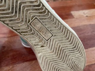 Zapatillas plateadas con detalle verde