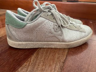 Zapatillas plateadas con detalle verde