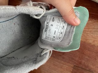 Zapatillas plateadas con detalle verde