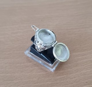 Anillo con compartimento secreto en plata de ley