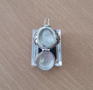 Anillo con compartimento secreto en plata de ley