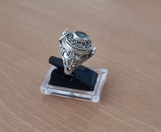 Anillo con compartimento secreto en plata de ley