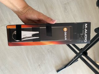 Piano eléctrico Yamaha con soporte