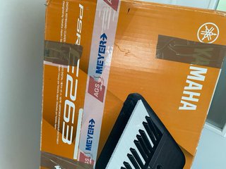 Piano eléctrico Yamaha con soporte