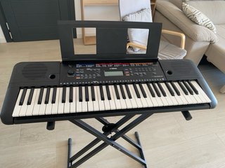 Piano eléctrico Yamaha con soporte