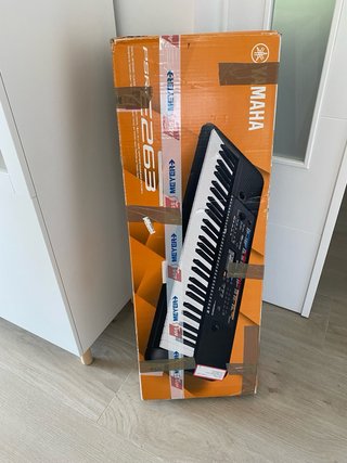 Piano eléctrico Yamaha con soporte