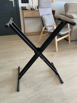 Piano eléctrico Yamaha con soporte