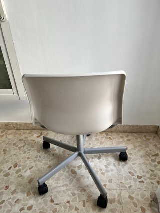 Silla de escritorio blanca y gris