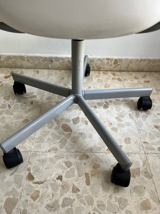 Silla de escritorio blanca y gris