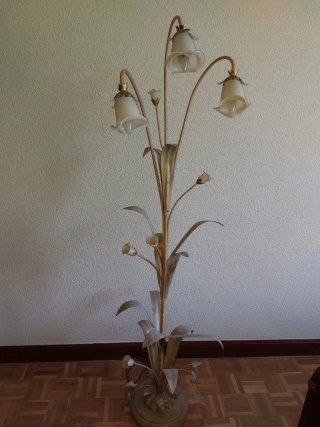 Lámpara de pie vintage floral beige y dorado