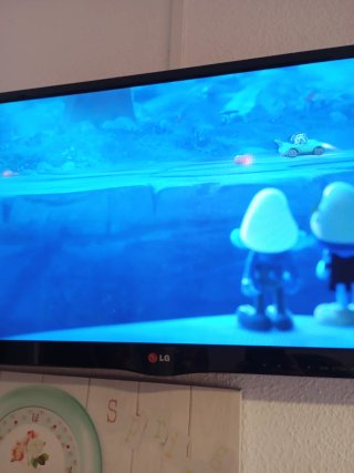 Televisor LG Negro y Azul 40× 65 cm con mando