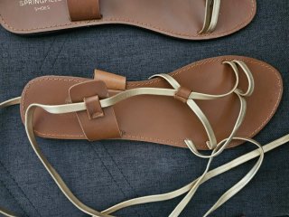 Sandalias romanas marrones y doradas