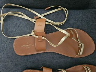 Sandalias romanas marrones y doradas
