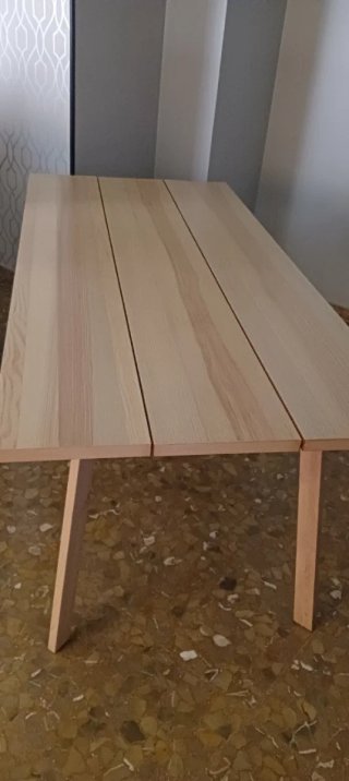 Mesa de comedor de madera clara